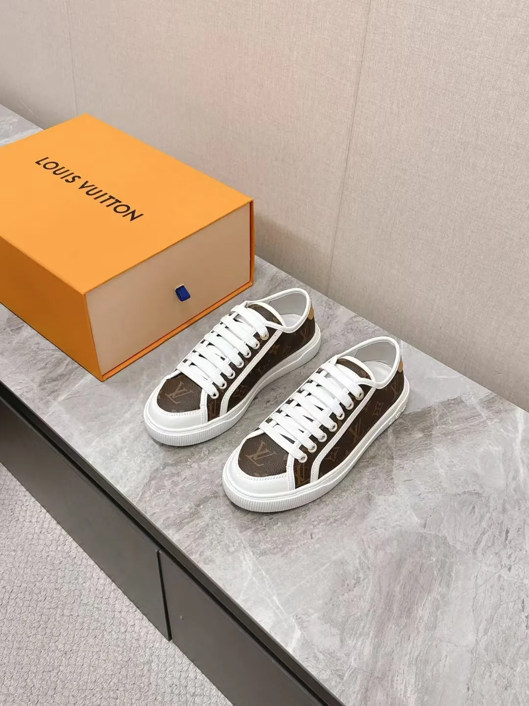 👟👟Ex-factory price 420👟👟 LV Louis Vuitton L Home Donkey Brand’s latest Lagoon series Thick-soled denim denim Embossed Presbyopia Thick-soled Casual sneakers Skateboard shoes Original purchase and development Production This Lagoon sneaker is made of Monogram denim, injecting a retro flavor into the classic design. The Louis Vuitton logo pops out from the leather trim, and the inscribed eyelets, trim and laces highlight the exquisite details. The rubber outsole embellished with Monogram flowers completes the whole. Exquisitely packaged at the delivery counter🛍📦 ▪️ Fabric: Original imported custom first-layer cowhide ▪️ Lining: Original imported cowhide lining ▪️ Sole: Original open-molded non-slip TPU material ▪️ Bottom thickness: 2.5CM ▪️ Size: Women's size 35-40 (41, 42 can be customized)